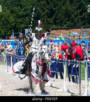 AGASUL, Svizzera - 18 agosto: Uomini non identificati in knight armor sul cavallo pronto per entrare in azione durante la ricostruzione del torneo Foto Stock