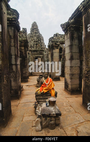 Buddha di pietra al tempio Bayon, Angkor Wat, Cambogia Foto Stock