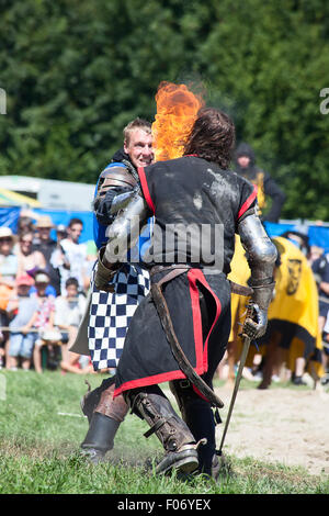 AGASUL, Svizzera - 18 agosto: Uomini non identificati in knight armor dimostrando capacità di combattimento durante la ricostruzione del torneo Foto Stock