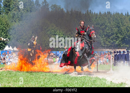 AGASUL, Svizzera - 18 agosto: Uomini non identificati in knight armor sul cavallo pronto per entrare in azione durante la ricostruzione del torneo Foto Stock