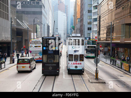 HONG KONG - 05 dicembre: persone non identificate usando il tram in Hong Kong in dicembre 05, 2010. Hong Kong tram è il solo nel wor Foto Stock