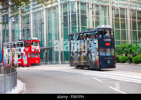 HONG KONG - 05 dicembre: persone non identificate utilizzando tram della città di Hong Kong in dicembre 05, 2010. Il tram di Hong Kong è il solo tr Foto Stock