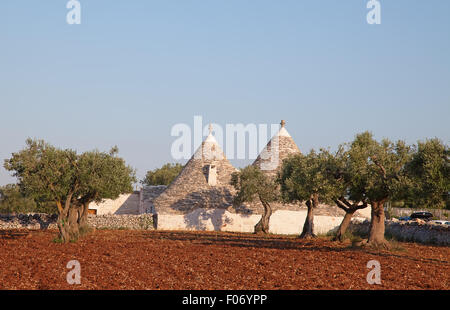 Tramonto sulla tradizionale 'Trulli' case della regione Puglia Foto Stock