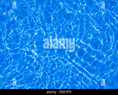 Bella piscina chiara acqua riflettente nel sun Foto Stock