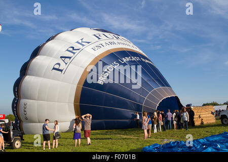 Bristol, Regno Unito. 8 agosto, 2015. L'inflazione inizia al Bristol International Balloon Fiesta 2015 Messa serale salita . Credito: Keith Larby/Alamy Live News Foto Stock