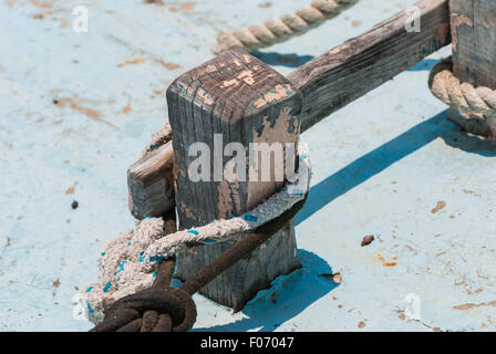 Vecchio di legno barca da pesca a gancio con la corda avvolta attorno. Close-up. Foto Stock