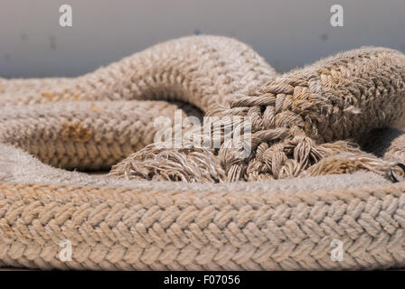 Vecchia lungo la corda nautica sulla barca da pesca di close-up Foto Stock