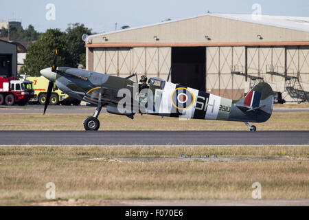 Battle of Britain Memorial Flight Spitfire Mk. Vb al 2015 Royal International Air Tattoo Foto Stock