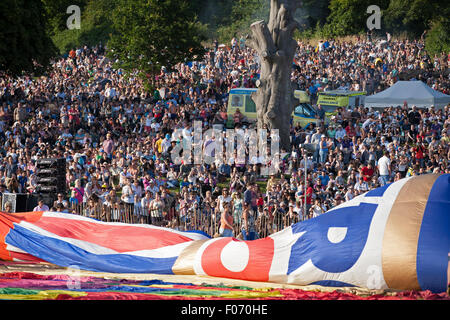 Bristol, Regno Unito. 8 agosto, 2015. Bristol International Balloon Fiesta 2015 Messa serale salita è guardato da folle immense. Credito: Keith Larby/Alamy Live News Foto Stock