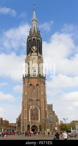 DELFT, Paesi Bassi - 13 Maggio: la gente a piedi vicino alla nuova chiesa il 13 maggio 2013 in Delft. La nuova chiesa fu completata nel 1655 e Foto Stock