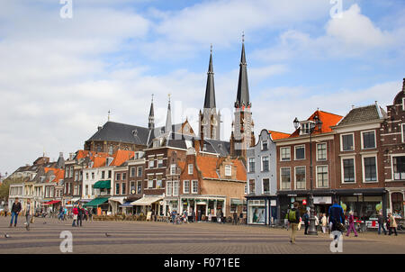 DELFT, Paesi Bassi - 13 Maggio: la gente a piedi vicino alla nuova chiesa il 13 maggio 2013 in Delft. La nuova chiesa fu completata nel 1655 e Foto Stock