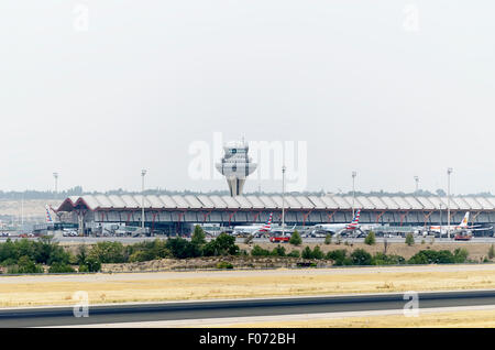 Madrid, Spagna. 8 agosto, 2015. Giorno nuvoloso. Vista del terminale passeggeri e la torre di controllo, Madrid-Barajas : Adolfo SUAREZ- aeroporto, con aeromobili parcheggiati, l'8 agosto 2015. Credito: Russet apple/Alamy Live News Foto Stock