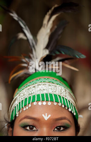 Agosto 09, 2015 Dacca in Bangladesh. Il 9 agosto, 2015. Bengalese comunità indigene la gente partecipa a una riunione a Dacca, tenutasi a celebrare delle Nazioni Unite (ONU) Giornata internazionale dei popoli indigeni del mondo. Il caso è stato osservato per promuovere e tutelare i diritti delle comunità indigene diverse e ricche culture. © K M Asad/ZUMA filo/Alamy Live News Foto Stock