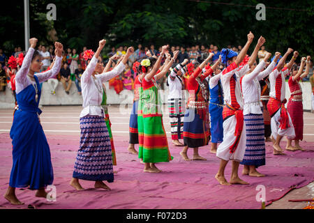 Agosto 09, 2015 Dacca in Bangladesh. Il 9 agosto, 2015. Bengalese comunità indigene la gente partecipa a una riunione a Dacca, tenutasi a celebrare delle Nazioni Unite (ONU) Giornata internazionale dei popoli indigeni del mondo. Il caso è stato osservato per promuovere e tutelare i diritti delle comunità indigene diverse e ricche culture. © K M Asad/ZUMA filo/Alamy Live News Foto Stock