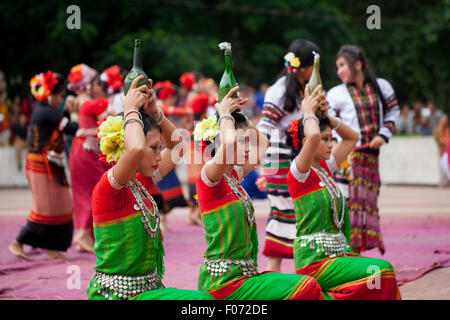 Agosto 09, 2015 Dacca in Bangladesh. Il 9 agosto, 2015. Bengalese comunità indigene la gente partecipa a una riunione a Dacca, tenutasi a celebrare delle Nazioni Unite (ONU) Giornata internazionale dei popoli indigeni del mondo. Il caso è stato osservato per promuovere e tutelare i diritti delle comunità indigene diverse e ricche culture. © K M Asad/ZUMA filo/Alamy Live News Foto Stock