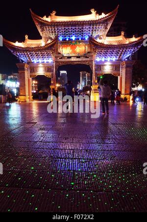 Pechino, Cina. Il 22 gennaio, 2015. Foto scattata a gennaio 22, 2015 mostra la vista notturna di Jinma memorial archway in Kunming, capitale del sud-ovest della Cina di Provincia di Yunnan. © Wang Song/Xinhua/Alamy Live News Foto Stock