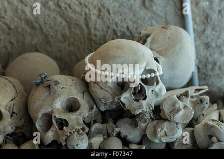 Teschi nel cimitero di Fontanel, Sanità trimestre Napoli Foto Stock