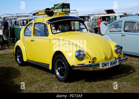 Giallo Volkswagen maggiolino taxi alla vw car show su southsea common England Regno Unito 2015 Foto Stock