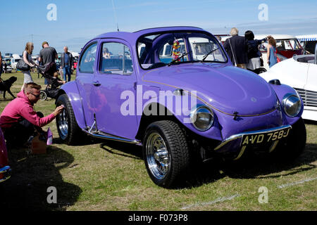 Proprietario maschio lavora su una Volkswagen maggiolino a vw car show su southsea common England Regno Unito 2015 Foto Stock