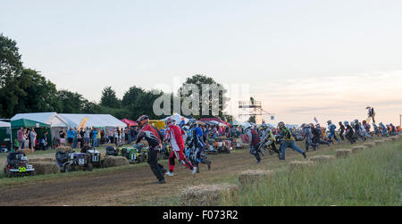 Billingshurst Regno Unito. 8 agosto, 2015. . Driver funzionano per loro le falciatrici a Le Mans stile start. Il BLMRA 12 Ora Tosaerba in gara. Credito: Stephen Bartolomeo/Alamy Live News Foto Stock