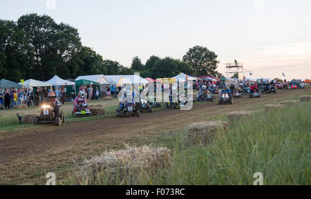 Billingshurst Regno Unito. 8 agosto, 2015. . Le Mans stile start alla BLMRA 12 Ora Tosaerba in gara. Credito: Stephen Bartolomeo/Alamy Live News Foto Stock