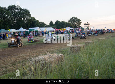 Billingshurst Regno Unito. 8 agosto, 2015. . Le Mans stile start alla BLMRA 12 Ora Tosaerba in gara. Credito: Stephen Bartolomeo/Alamy Live News Foto Stock