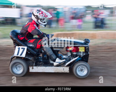 Billingshurst Regno Unito. 8 agosto, 2015. . Team indecisi ancora!!!!! #17 in azione. Il BLMRA 12 Ora Tosaerba in gara. Credito: Stephen Bartolomeo/Alamy Live News Foto Stock