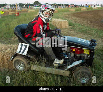 Billingshurst Regno Unito. 8 agosto, 2015. . Team indecisi ancora!!!!! #17 Venite fuori pista. Il BLMRA 12 Ora Tosaerba in gara. Credito: Stephen Bartolomeo/Alamy Live News Foto Stock