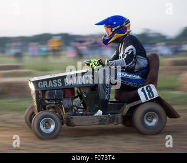 Billingshurst Regno Unito. 8 agosto, 2015. . Il team di banditi di erba #18 in azione. Il BLMRA 12 Ora Tosaerba in gara. Credito: Stephen Bartolomeo/Alamy Live News Foto Stock