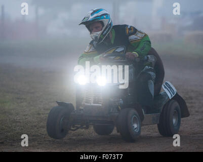 Billingshurst Regno Unito. 8 agosto, 2015. . Il team di banditi di erba #18 nelle prime ore del mattino la nebbia. Il BLMRA 12 Ora Tosaerba in gara. Credito: Stephen Bartolomeo/Alamy Live News Foto Stock