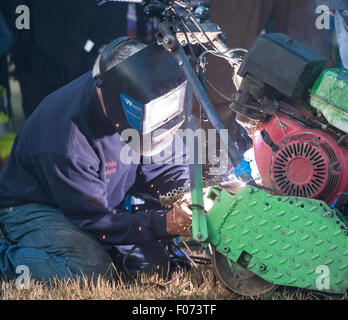 Billingshurst Regno Unito. 8 agosto, 2015. . Una falciatrice subisce le riparazioni nella fossa. Il BLMRA 12 Ora Tosaerba in gara. Credito: Stephen Bartolomeo/Alamy Live News Foto Stock