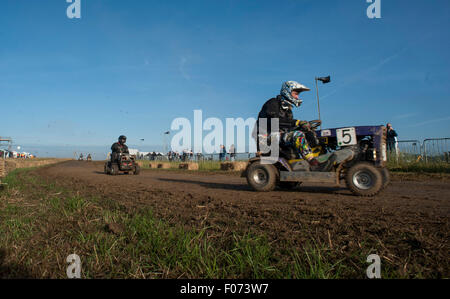 Billingshurst Regno Unito. 8 agosto, 2015. . I concorrenti in dirittura di arrivo. Il BLMRA 12 Ora Tosaerba in gara. Credito: Stephen Bartolomeo/Alamy Live News Foto Stock