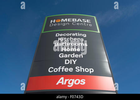 Segno del montante per le succursali di un homebase design center e argos, new malden Surrey, Inghilterra Foto Stock