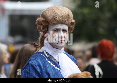 Street performer sul Royal Mile di Edimburgo. Foto Stock