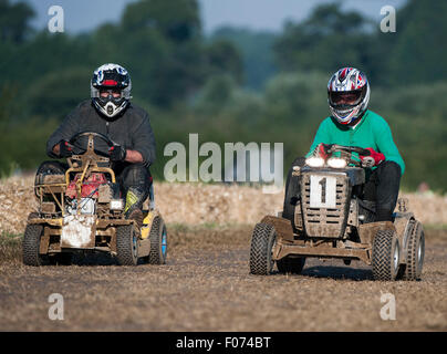 Billingshurst Regno Unito. 8 agosto, 2015. . Azione durante la BLMRA 12 Ora Tosaerba in gara. Credito: Stephen Bartolomeo/Alamy Live News Foto Stock