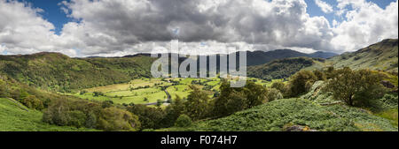 Ammirando la vista in Borrowdale dalla rupe del castello nel Lake District inglese Foto Stock