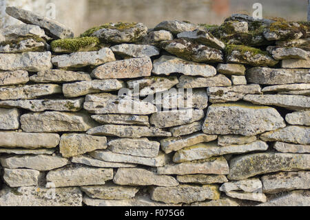 Oxfordshire, Inghilterra. Dettaglio di un asciutto muro di pietra. Foto Stock