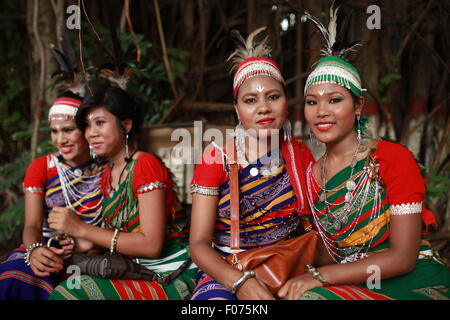 Dacca in Bangladesh. Il 9 agosto, 2015. Indegenious del Bangladesh donne di partecipare a una riunione a Dacca detenute per celebrare delle Nazioni Unite (ONU) Giornata internazionale dei popoli indigeni del mondo. Il caso è stato osservato per promuovere e tutelare i diritti delle comunità indigene diverse e ricche culture a Dhaka il 8 agosto 2015. Questo anno Regno Ntions fare slogan per giorno ths è "Garantire i popoli indigeni di salute e benessere". Credito: zakir hossain chowdhury zakir/Alamy Live News Foto Stock