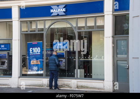 Un uomo con il punto di contanti di Halifax Bank su high street Wolverhampton West Midlands, Regno Unito Foto Stock