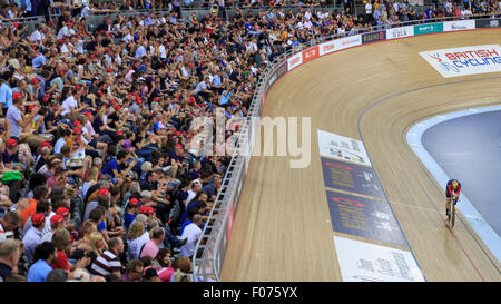 Sir Bradley Wiggins durante il suo tentativo di successo di UCI ora registrare, Lee Valley VeloPark, Londra, 7 giugno 2015 Foto Stock