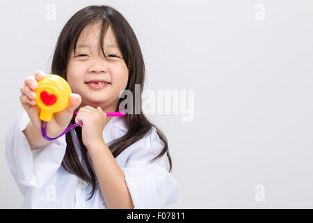 Giovane bambina medicazione medico con strumento medicale in mani. Foto Stock