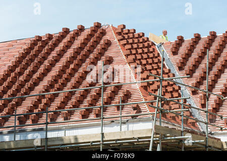 Tegole del tetto impilati sul tetto, Park Lane, Cheam Village, London Borough of Sutton, Greater London, England, Regno Unito Foto Stock