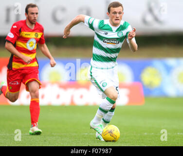 Glasgow, Scozia. 09Aug, 2015. Ladbrokes Scottish Premiership. Partick Thistle versus celtico. Liam Henderson porta la palla in avanti © Azione Sport Plus/Alamy Live News Foto Stock