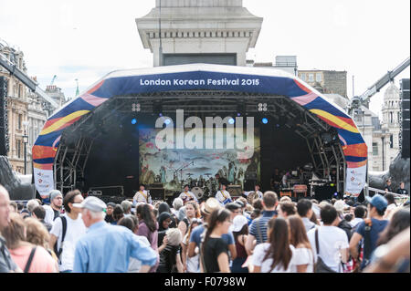 Londra, Regno Unito. Il 9 agosto 2015. East meets West come migliaia di londinesi si radunano in Trafalgar Square di Londra Festival coreano 2015. Il caso di vetrine Corea storico e moderno del patrimonio culturale attraverso la danza, musica e più cibo. Credito: Stephen Chung / Alamy Live News Foto Stock