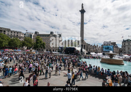 Londra, Regno Unito. Il 9 agosto 2015. East meets West come migliaia di londinesi si radunano in Trafalgar Square di Londra Festival coreano 2015. Il caso di vetrine Corea storico e moderno del patrimonio culturale attraverso la danza, musica e più cibo. Credito: Stephen Chung / Alamy Live News Foto Stock