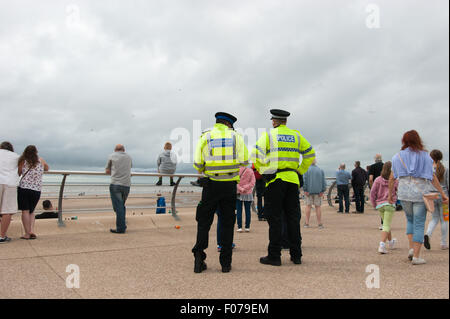 Blackpool, Regno Unito. Il 9 agosto, 2015. Hugh folla gregge al resort per guardare il finale con le frecce rosse di eseguire i loro show. La passeggiata diventa griglia bloccata come l'Airshow di arriva alla fine. Credito: Gary Telford/Alamy live news Foto Stock