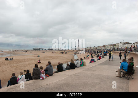 Blackpool, Regno Unito. Il 9 agosto, 2015. Hugh folla gregge al resort per guardare il finale con le frecce rosse di eseguire i loro show. La passeggiata diventa griglia bloccata come l'Airshow di arriva alla fine. Credito: Gary Telford/Alamy live news Foto Stock