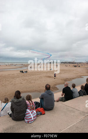 Blackpool, Regno Unito. Il 9 agosto, 2015. Hugh folla gregge al resort per guardare il finale con le frecce rosse di eseguire i loro show. La passeggiata diventa griglia bloccata come l'Airshow di arriva alla fine. Credito: Gary Telford/Alamy live news Foto Stock