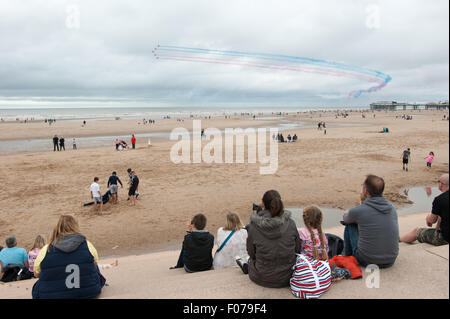 Blackpool, Regno Unito. Il 9 agosto, 2015. Hugh folla gregge al resort per guardare il finale con le frecce rosse di eseguire i loro show. La passeggiata diventa griglia bloccata come l'Airshow di arriva alla fine. Credito: Gary Telford/Alamy live news Foto Stock