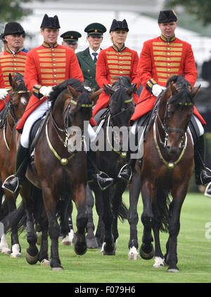 Aachen, Germania. 09Aug, 2015. Ministro tedesco della difesa, Ursula von der Leyen (C) scorre un cavallo come pratiche di lei per la sua apparizione in occasione della cerimonia di apertura del FEI europeo campionati equestre sul 11 agosto, ad Aquisgrana in Germania, 09 agosto 2015. Foto: UWE ANSPRACH/dpa/Alamy Live News Foto Stock